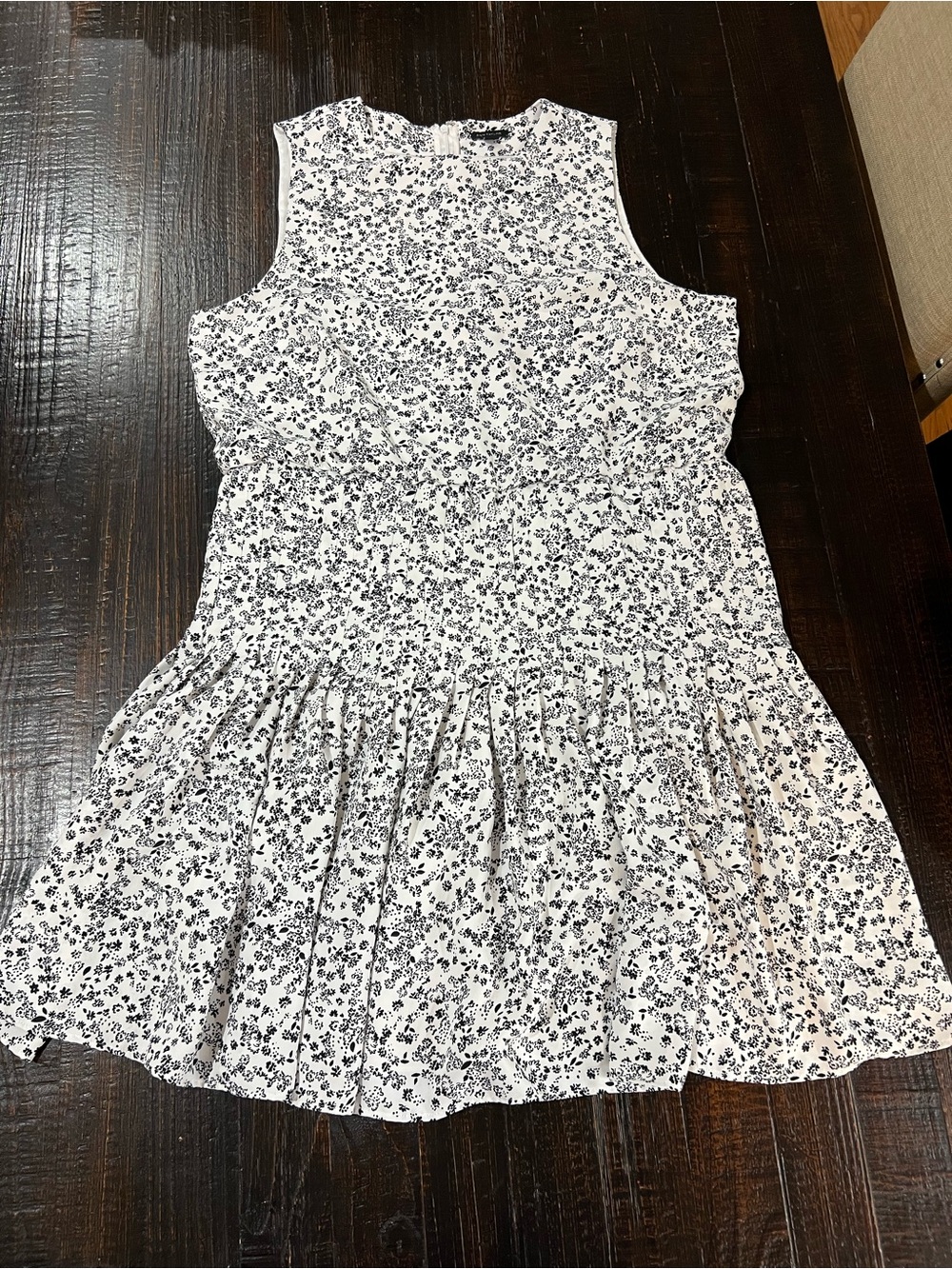 Ann Taylor Dress 14 Black White Floral Sleeveless Fit Flare Pleated Midi